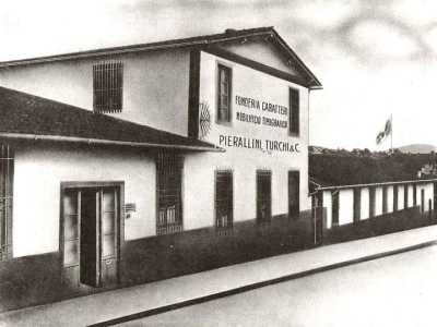 ...� il nome di un mobilificio tipografico fiorentino che negli anni 30 dava vita a questo tipo di apparecchi�